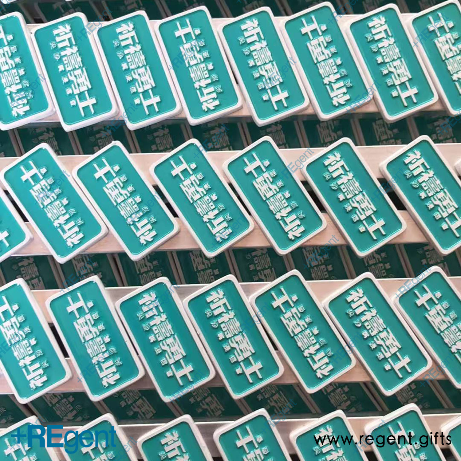 查看【團體標識訂造】尖沙咀浸信會：匯浚禮品打造清新風格白色烤漆金屬襟章的禮品訂製案例,禮品編號:21257