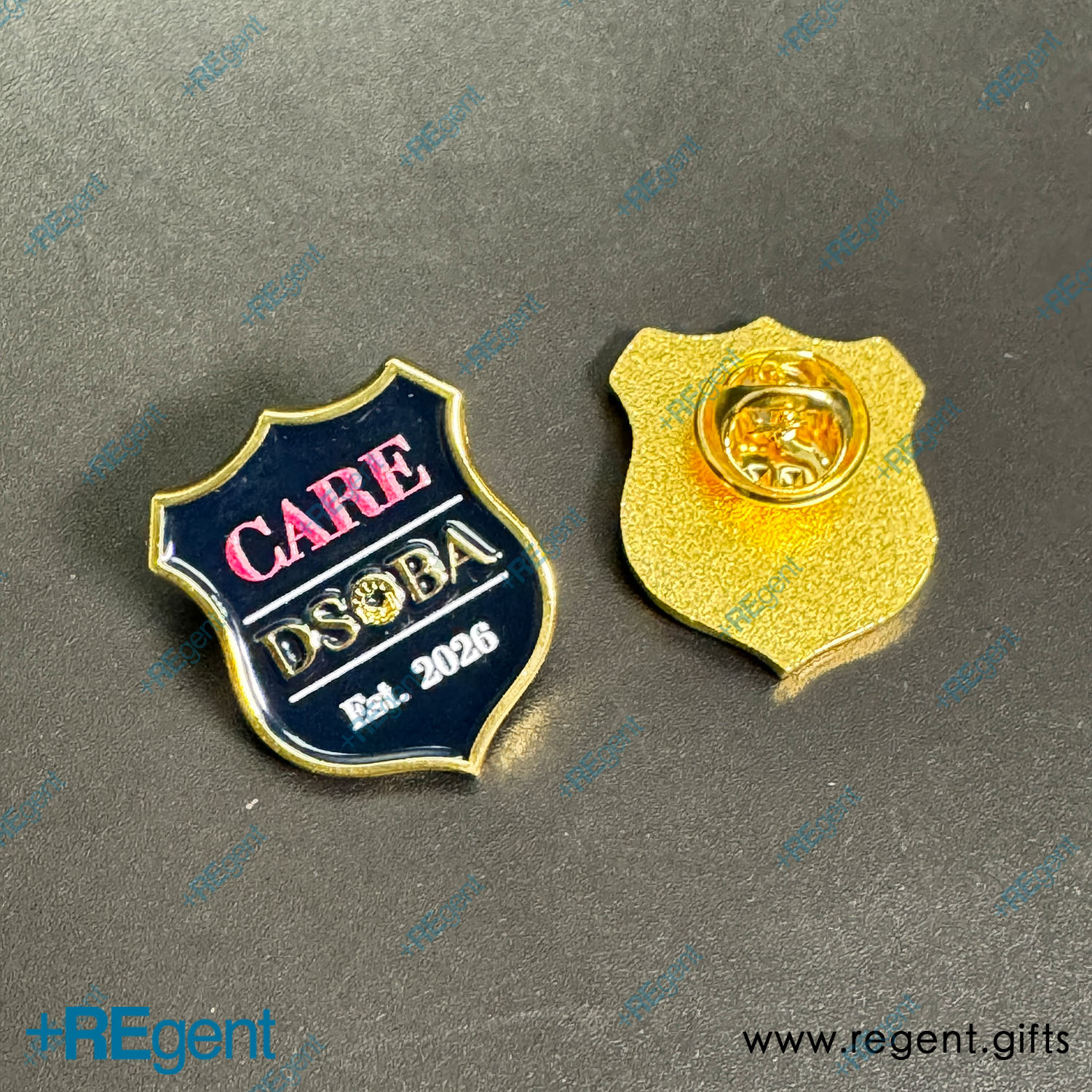 查看DSOBA 訂製盾牌型金属襟章的禮品訂製案例,禮品編號:21257